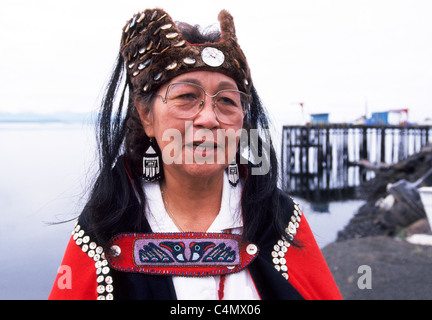 Le tlingit de l'Alaska Native d'une femme porte une robe traditionnelle de son peuple dans le village de Kake sur île Kupreanof le long le Passage intérieur en Alaska, USA Banque D'Images