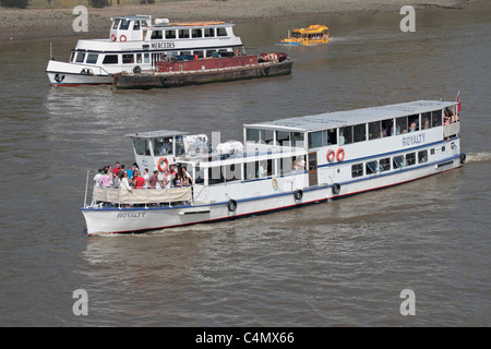 Le bateau de plaisance 'Image' sur la Tamise, Westminster, London, UK (avec un carton jaune DUK-W Bateau de tourisme derrière) Banque D'Images