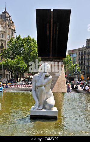 Monument à Francesc Macià, homme politique catalan avec la sculpture de la Deesa au premier plan, la Plaça de Catalunya, Barcelone Banque D'Images