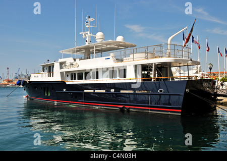 La coque noire et blanche de la superstructure du style rétro-luxury motor yacht Paolyre présente un élégant effet dans le port de Toulon Banque D'Images