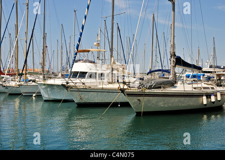 Disponibles avec leurs voiles ferlées amarré avec d'autres embarcations de plaisance dans le bleu de la mer de la Rade de Toulon Banque D'Images