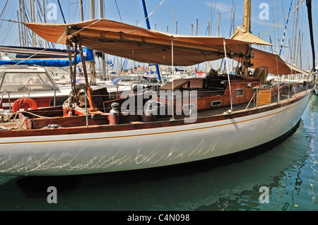 Un yacht blanc élégant avec cabine il est protégé du soleil amarrés dans la mer bleue de la sécurité de l'arrière-port de Toulon, France Banque D'Images