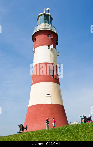 Vue verticale de l'emblématique rouge et blanc à rayures Smeaton's Tower lighthouse à Plymouth Hoe lors d'une journée ensoleillée. Banque D'Images