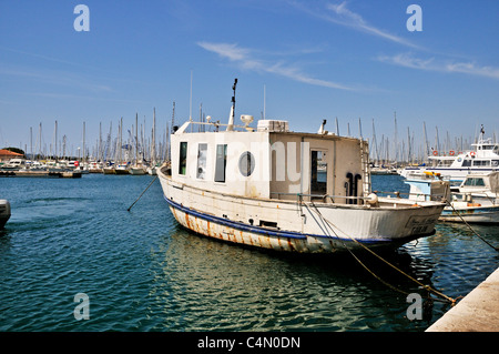 Un plaisir teinté de rouille bateau amarré au quai de l'Avenue de Stalingrad avec beaucoup d'autres bateaux, de la Rade, Toulon Banque D'Images