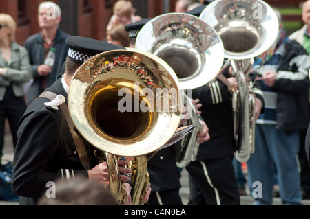 Les participants à la 2e Parade Manchester de divertir les spectateurs comme le vent de la parade dans les rues du centre-ville. Banque D'Images