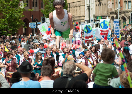 Les participants à la 2e Parade Manchester de divertir les spectateurs comme le vent de la parade dans les rues du centre-ville. Banque D'Images