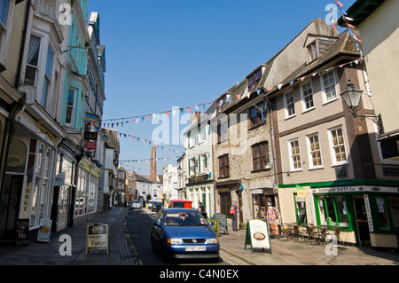 Grand angle de visualisation horizontal des anciens bâtiments le long de la rue de Southside au Barbican de Plymouth sur une journée ensoleillée. Banque D'Images