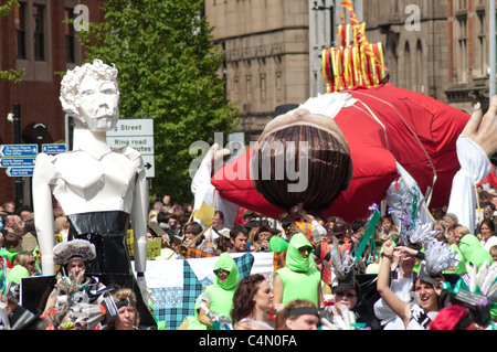 Les participants à la 2e Parade Manchester de divertir les spectateurs comme le vent de la parade dans les rues du centre-ville. Banque D'Images