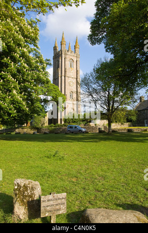 Grand angle de visualisation horizontal de l'église de St Pancras, alias 'Cathédrale des Maures' sur Widecombe dans Vert Widecombe-dans-le-Moor. Banque D'Images