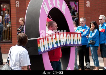 Les participants à la 2e Parade Manchester de divertir les spectateurs comme le vent de la parade dans les rues du centre-ville. Banque D'Images