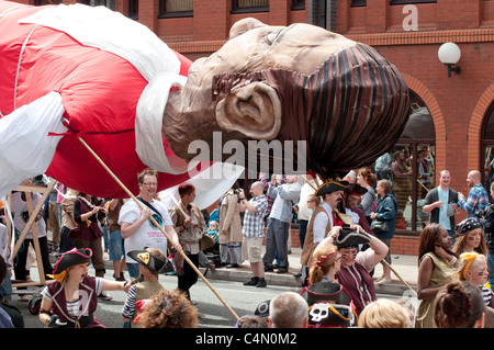 Les participants à la 2e Parade Manchester de divertir les spectateurs comme le vent de la parade dans les rues du centre-ville. Banque D'Images