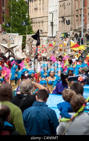 Les participants à la 2e Parade Manchester de divertir les spectateurs comme le vent de la parade dans les rues du centre-ville. Banque D'Images
