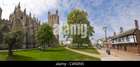 Vue panoramique horizontal de la tour nord de la cathédrale d'Exeter et de la maison du clergé sur la place de la cathédrale sur une journée ensoleillée. Banque D'Images