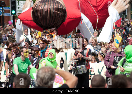 Les participants à la 2e Parade Manchester de divertir les spectateurs comme le vent de la parade dans les rues du centre-ville. Banque D'Images