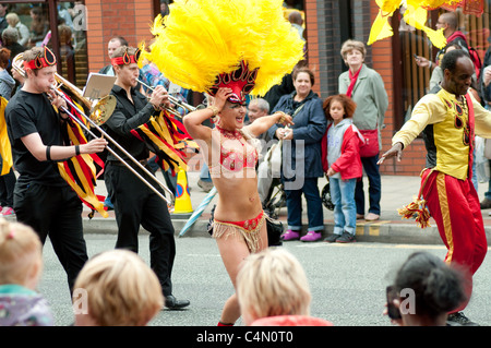 Les membres de l'école de Manchester de Samba dans les rues pour le 2e défilé de Manchester. Banque D'Images