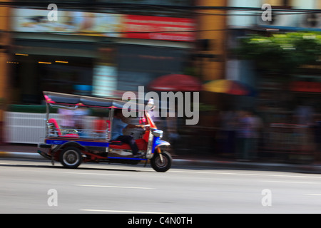 Cette photo a été prise dans le quartier chinois, Bangkok, Thaïlande, pour mettre l'accent sur la vitesse du Tuk Tuk. Banque D'Images