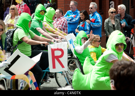 Les participants à la 2e Parade Manchester de divertir les spectateurs comme le vent de la parade dans les rues du centre-ville. Banque D'Images