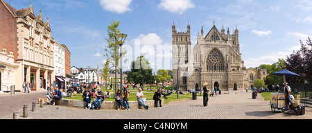 Vue panoramique horizontal de l'Exeter cathédrale et place de la cathédrale sur une journée ensoleillée. Banque D'Images