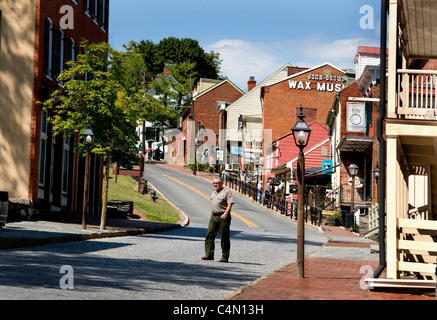 Park ranger walkiing le long de High Street à Harpers Ferry, West Virginia Banque D'Images