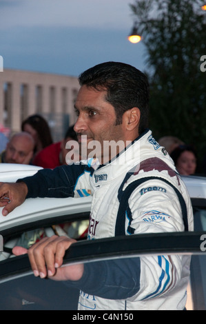 Olbia, Sardaigne, Italie : pilote SWRC de Qatar Nasser Al-Attiyah cérémonie avant le début du Rally d'italia Sardegna 2011. Banque D'Images