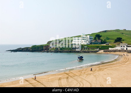 Vue horizontale de la mer le tracteur dans l'eau à l'île de Burgh, Bigbury-on-Sea sur la côte sud du Devon un jour ensoleillé. Banque D'Images