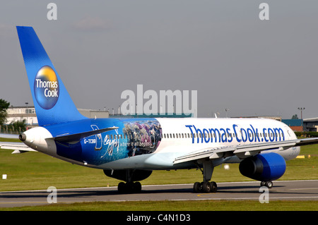 Thomas Cook Boeing 757 prêt au décollage à l'aéroport de Birmingham, UK Banque D'Images