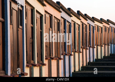 Cabines de plage traditionnel, Bude, Cornwall Banque D'Images