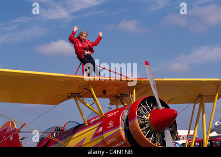 Wingwalker (Teresa Stokes) wingwalking sur Gene Soucy 'Sbiplan de howcat» au meeting national de l'Abbotsford, BC, British Columbia, Canada Banque D'Images