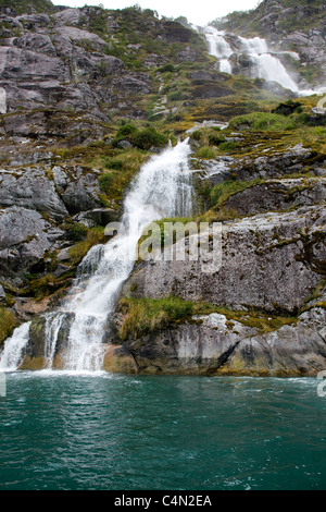 Les eaux de ruissellement d'un la fonte des glaciers dans les fjords chiliens en Amérique du Sud. Banque D'Images