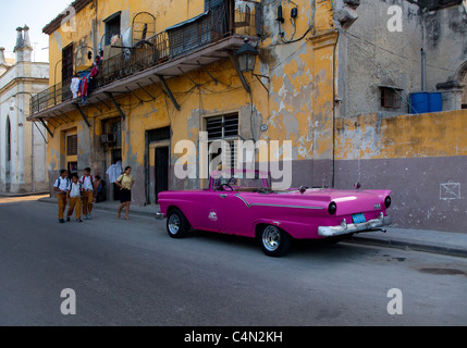 Les enfants de l'école à pied le long des rues de la vieille ville de La Havane, Cuba. Banque D'Images