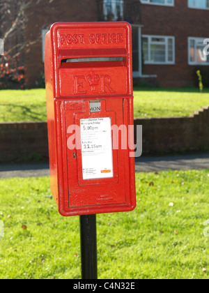 Royal Mail Post Box sur mât avec ER (Elizabeth II Regina) Cypher Angleterre Banque D'Images