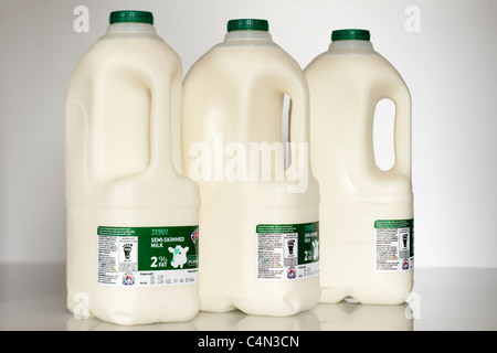 Trois ou quatre pinte en plastique 2,272 litre de lait écrémé semi Tesco Banque D'Images
