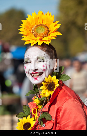 Clown français traditionnel avec visage peint en blanc au marché dans la Reole, France Banque D'Images