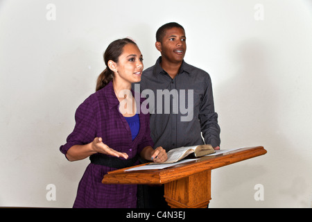 La diversité ethnique multi multi multiculturelle diversifiée sur le plan racial minoritaire culturel Afro-américain teen boy Hispanic girl parler monsieur © Myrleen Pearson Banque D'Images