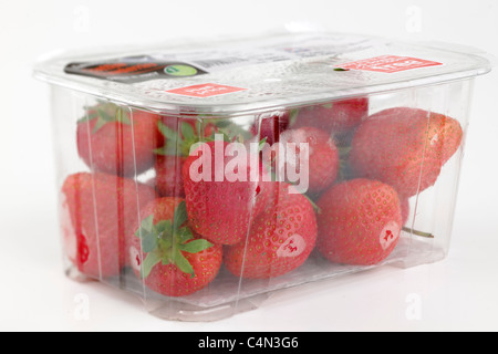 Barquettes en plastique des fraises écossais Banque D'Images