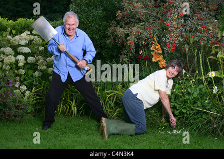 Les personnes âgées mariées dans jardin Banque D'Images