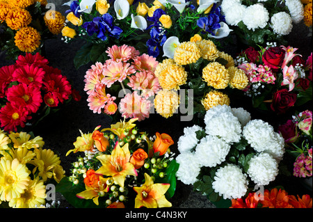 Fleurs artificielles en tissu, Chrysanthemum Gerbera, lys en vente au marché dans la Reole, région de Bordeaux Banque D'Images
