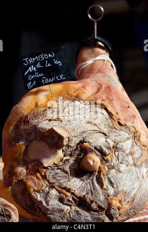 Jambe de jambon, jambon, en vente au marché alimentaire à la Reole en Gironde Banque D'Images