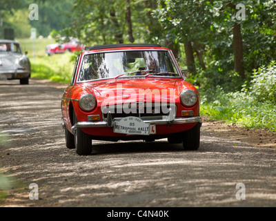 Rouge lumineux MGB GT participant à un rallye de voitures anciennes en Belgique Banque D'Images