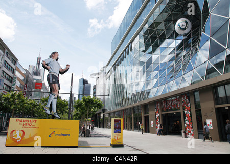 La publicité pour la Coupe du Monde FIFA Femme Allemagne 2011 avec Birgit Prinz au centre-ville de Francfort, Allemagne (26 juin - 17 Juillet) Banque D'Images