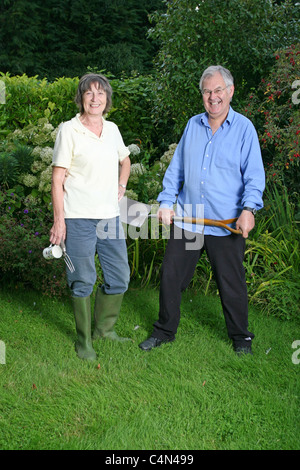 Senior couple standing in garden Banque D'Images