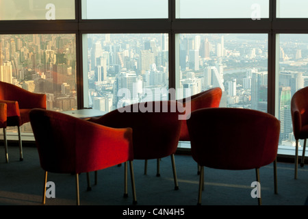 Bangkok, Thaïlande : touristique personnes regardant vue panoramique depuis la tour Baiyoke II dernier étage de nuit Banque D'Images