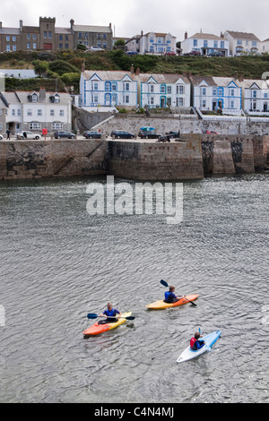 Les kayakistes de mer de quitter le port de Porthleven sur la péninsule de Lizard, Cornwall (UK) Banque D'Images