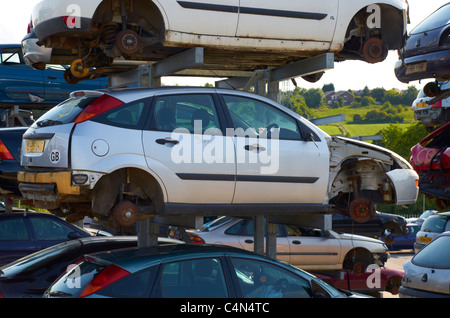 Voitures empilées dans un parc à ferrailles. Banque D'Images