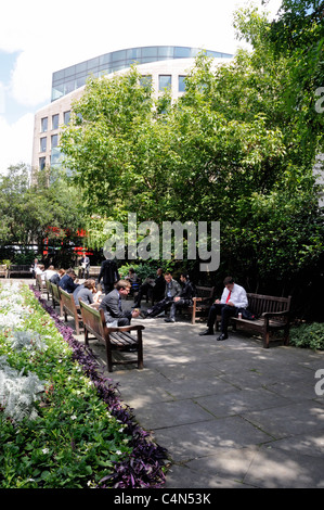 Les employés de bureau en train de déjeuner dans le jardin de la cour de Saint André ou Eglise de Saint-andré Holborn Londres Angleterre Royaume-uni Banque D'Images