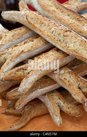 Multigrain cuites au four 5 céréales pain baguette française en vente au marché alimentaire à la Reole en Gironde Banque D'Images
