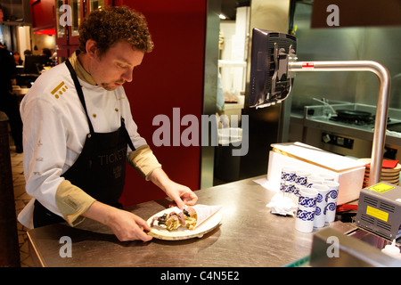 Albert Adria inspecte les aliments à son bar billets. Banque D'Images