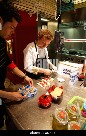 Albert Adria inspecte les billets de tapas à Barcelone, Espagne. Banque D'Images