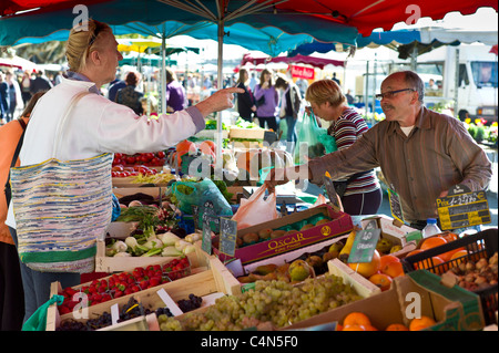 Français au service client au personnel de fruits au marché alimentaire à l'Esplanade des quais dans la Reole, région de Bordeaux, France Banque D'Images