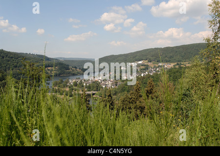 Aussicht auf Einruhr suis Rursee. Banque D'Images